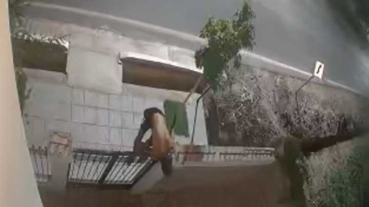 Trepó las rejas, entró por el techo del baño y robó una consola