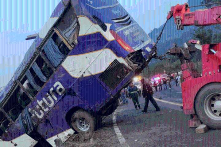 Concluyen maniobras de rescate tras accidente de autobús en Tlanchinol