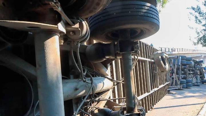 Vuelca camión en la autopista Puebla-Veracruz, a la altura de Esperanza, Puebla