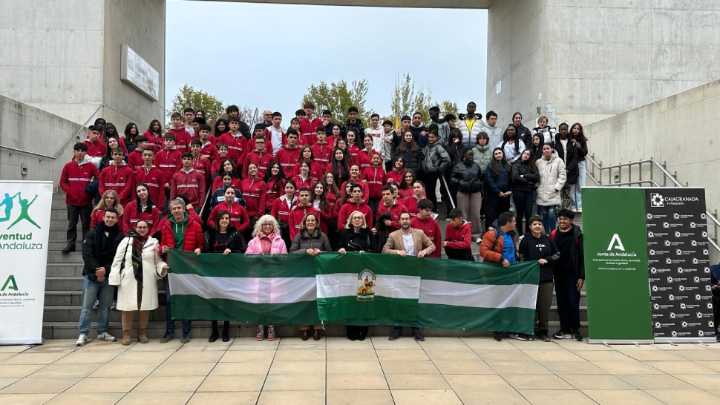 Más un centenar de jóvenes de Granada visitan el Museo de la Memoria por el Día de la Bandera