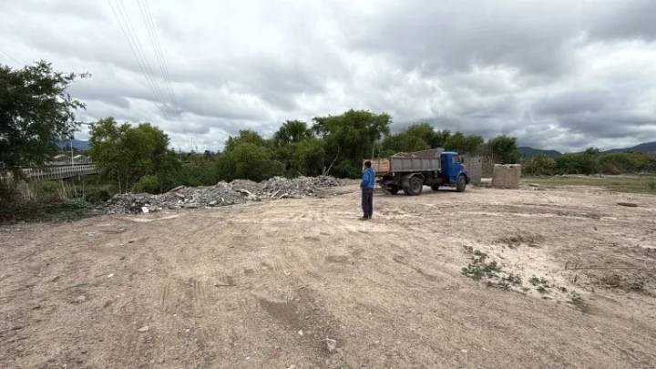 No aprenden más: Los encontraron arrojando escombros en el río