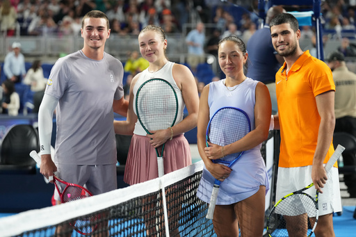 Carlos Alcaraz y otras estrellas del tenis participan en evento de exhibición en el loanDepot Park
