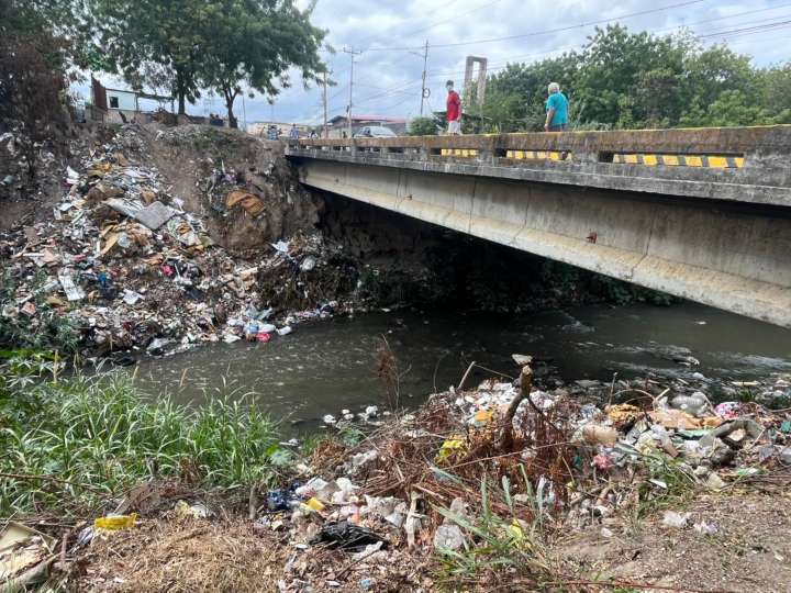 ¡Llena de escombros y basura! Habitantes de La Ruezga solicitan limpieza de quebrada