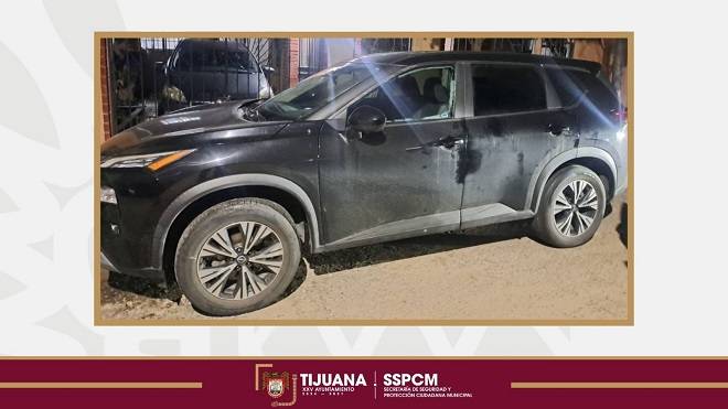 Encuentran a pareja dentro de cajuela; se escondió de jóvenes que la seguían