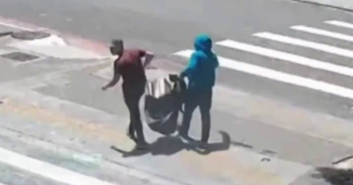 Surveillance video captures suspects with stolen paintings in Brazil