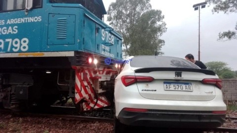 Quedó atrapada en el paso a nivel | Mujer se salvó de milagro luego de ser chocada por un tren en el sur salteño