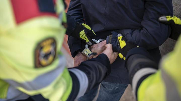 Detenido un taxista en Santa Coloma de Gramenet por atropellar a un hombre con el que discutió