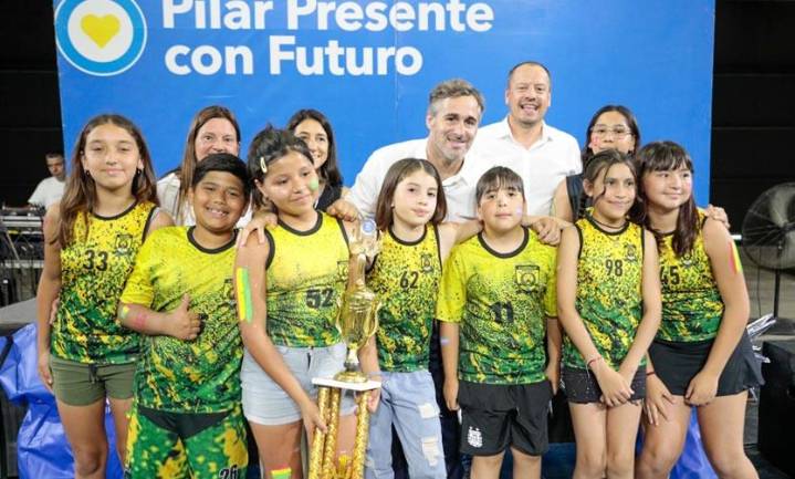 Achával participó de la entrega de premios de la Liga Municipal de Vóley y Ho