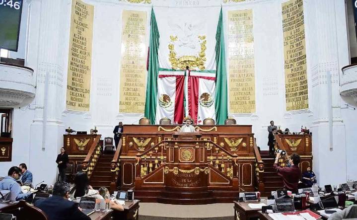 Oposición acusa fraude por cambios de diputados del PVEM a Morena; partido guinda defiende libertad parlamentaria