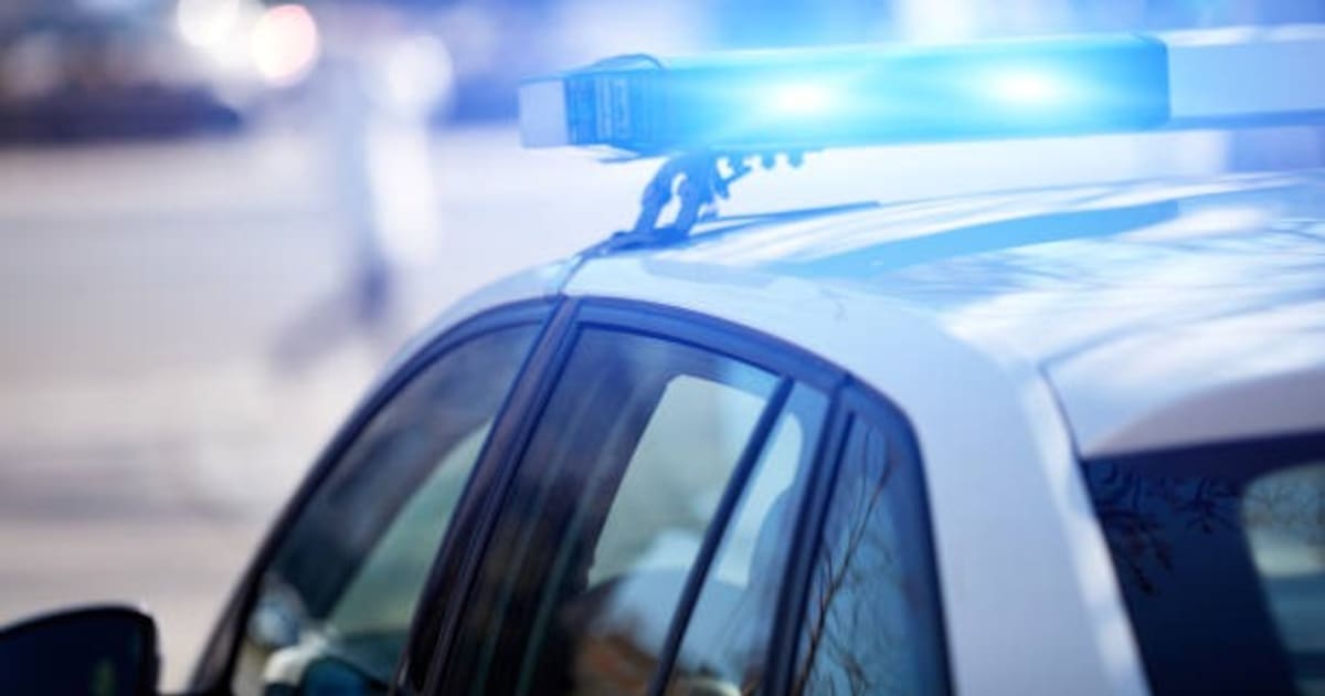 Vuelca camión en la canalización de bulevar Los Olivos en Tijuana; Conductor ileso