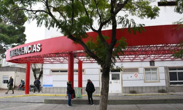 Internan de urgencia a una motociclista tras un choque contra un auto