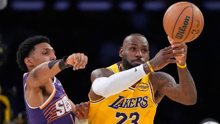 LeBron James sacrifica récord de puntos para dar victoria a Lakers ante Raptors