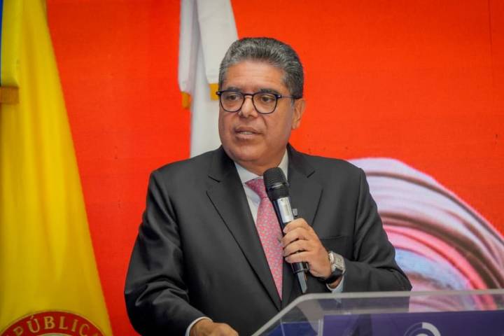 Contraloría revela riesgos fiscales, crisis en energía y salud, y recuperación récord de recursos