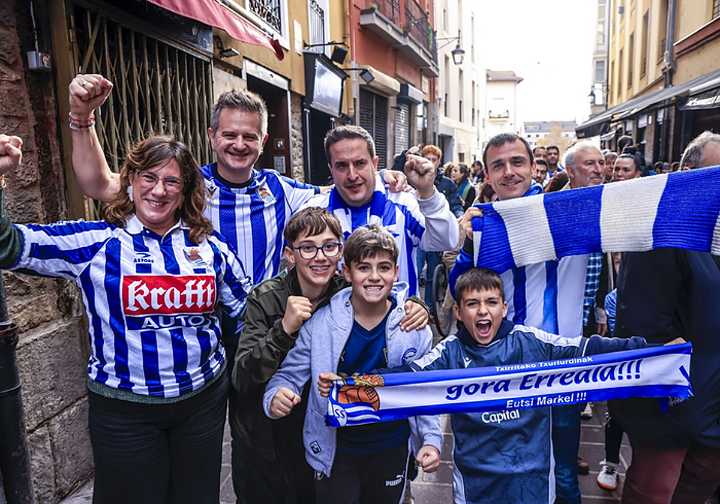 Las aficiones del Alavés y de la Real Sociedad inundan las calles de Vitoria