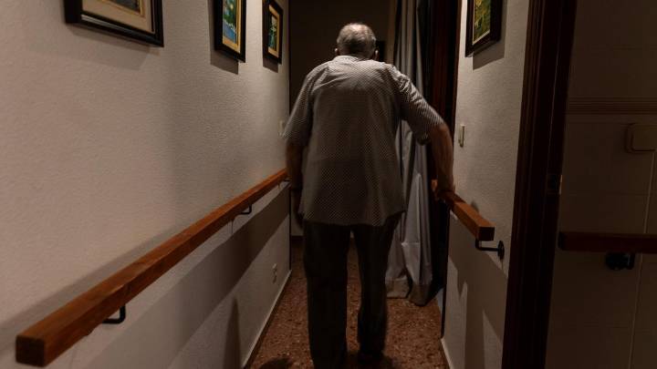 Algemesí impulsa un servicio telefónico para combatir la soledad no deseada