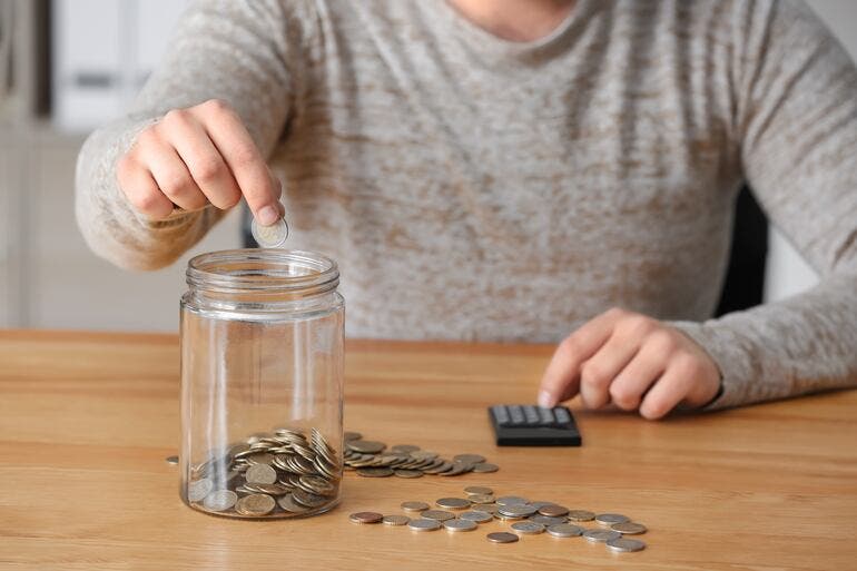 Del ahorro al ajuste: la caída de la inflación cambia las expectativas pero la recesión las enfría