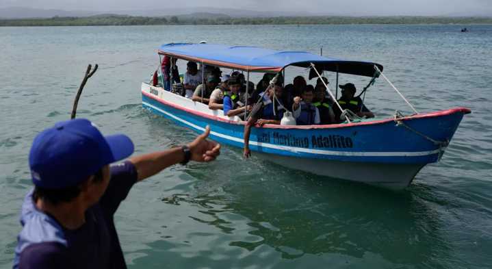 Miles de familias afectadas: EE. UU. elimina permisos humanitarios de entrada para siete países