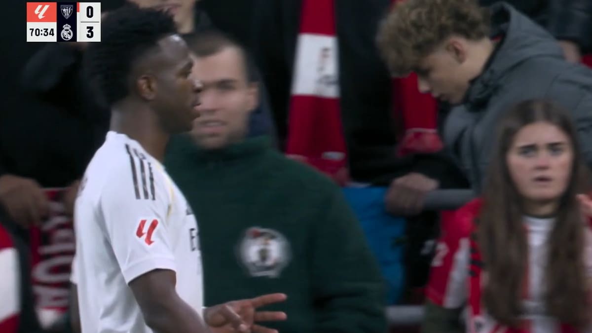 Vinicius le dedica un feo gesto a la afición del Athletic Club en San Mamés: señaló los tres goles del Real Madrid