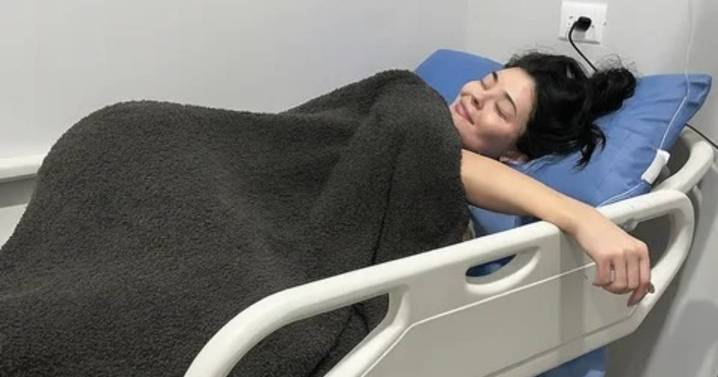 Kylie Jenner subió una foto desde la camilla del hospital y despertó las alertas