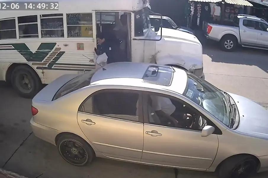 Indignación en redes por caída de estudiante de pesero en CSL (VIDEO)