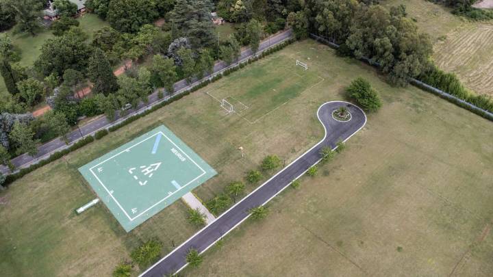 "Llamó la atención". La mansión que despertó las sospechas de los vecinos de Villa Rosa por el helipuerto y el asfalto a medida