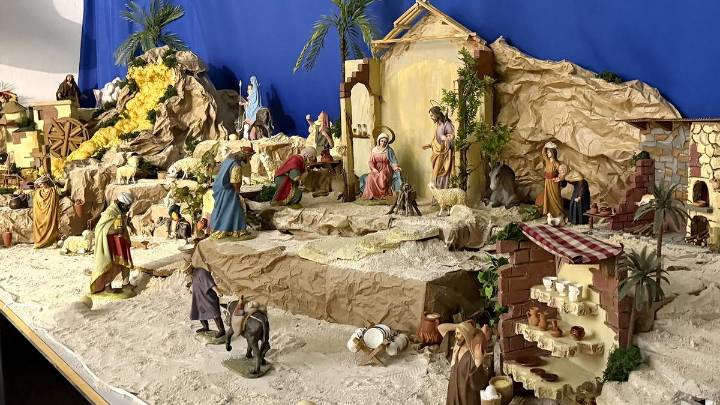El belén parroquial de Altea vuelve a instalarse después de 30 años guardado en cajas