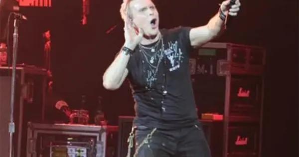 Con todo y lesión, Billy Idol ofrece concierto en CDMX