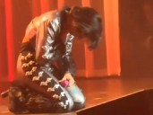 Ángela Aguilar desata polémica al arrodillarse y llorar en pleno concierto