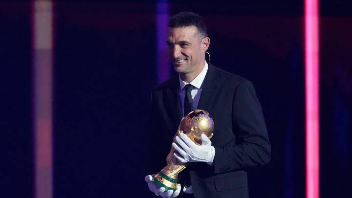La FIFA pide perdón a Scaloni por obligarle a ponerse guantes para tocar la copa del mundo