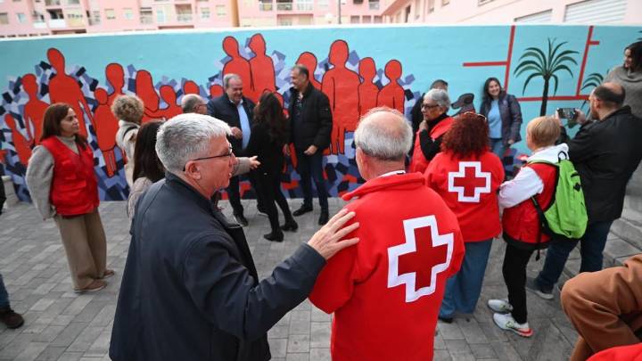 Cruz Roja empieza en Elche a convertir paredes degradadas en murales que reflejen la labor humanitaria