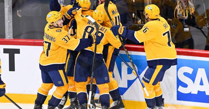 Stamkos scores 4 goals as Predators beat Blues 7