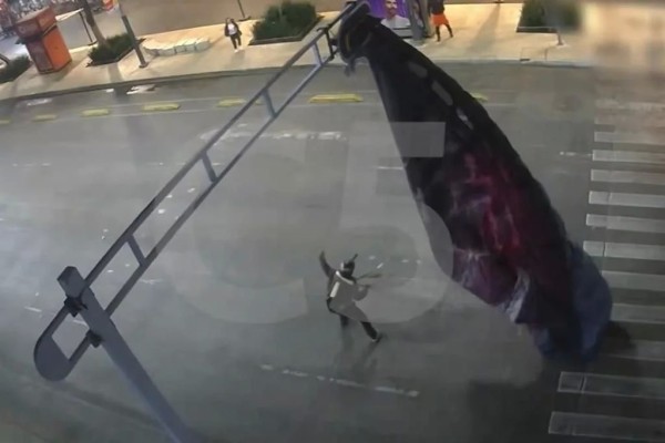 Se enreda paracaidista de EU en semáforo de CDMX tras falla