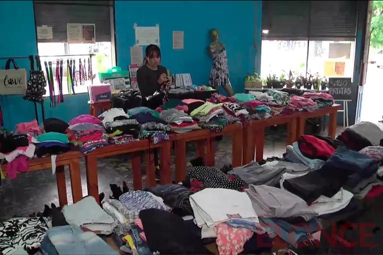 Realizan feria de moda circular para saldar deuda veterinaria de perros rescatados