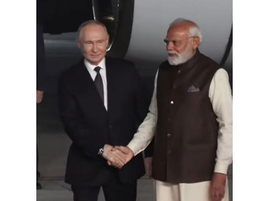 PM Modi receives Russian President Vladimir Putin as he arrives in Delhi for state visit [ FULL VIEW ]