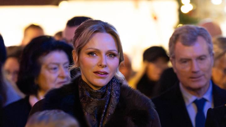 El abrigo chocolate de Charlène de Mónaco es de firma francesa, cuesta más de 2.500 euros y será el más llevado de la temporada