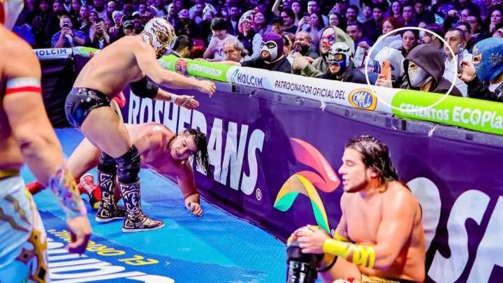 Bad Bunny Va a las Luchas en la Arena México; Se Pone la de Místico