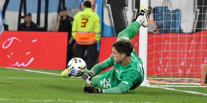 “Dame agua bendita”: el secreto de Facundo Cambeses para ser el héroe de Racing en la tanda de penales contra Tigre