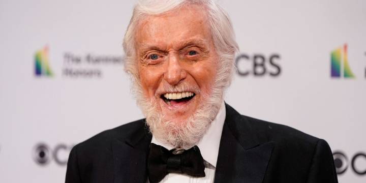 Dick Van Dyke, a punto de cumplir 100 años, recuerda su vínculo con Walt Disney: “Soy la última persona viva que lo conoció, era como un gran niño”