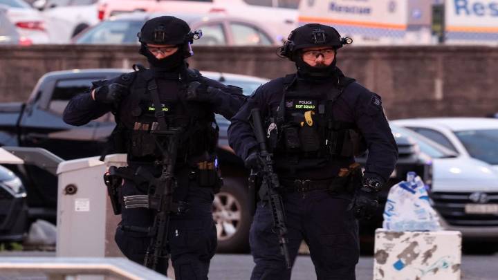 Nine die in Sydney shooting; police killed 1 gunman, another arrested