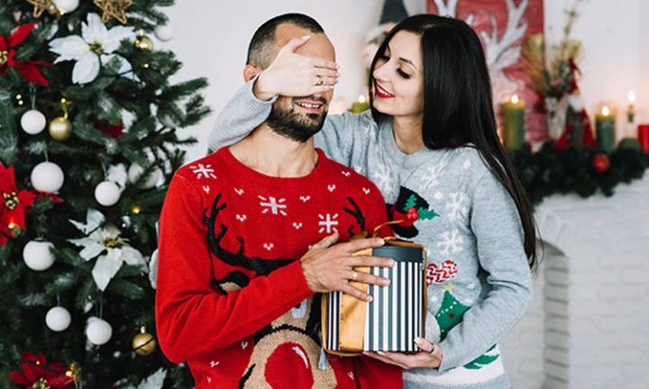 Regalos para pareja en Navidad: 10 ideas que alegran la festividad