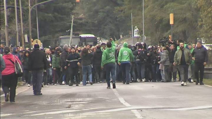 Incidentes entre trabajadores del INTI y la policía durante una protesta en la General Paz
