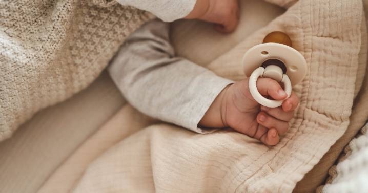 New parents bombarded with misleading posts about infant sleep safety