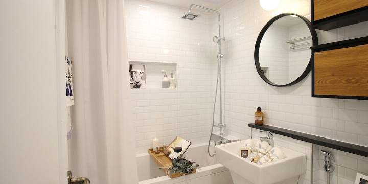 Cómo se debería colocar la cortina del baño para reducir el riesgo de moho