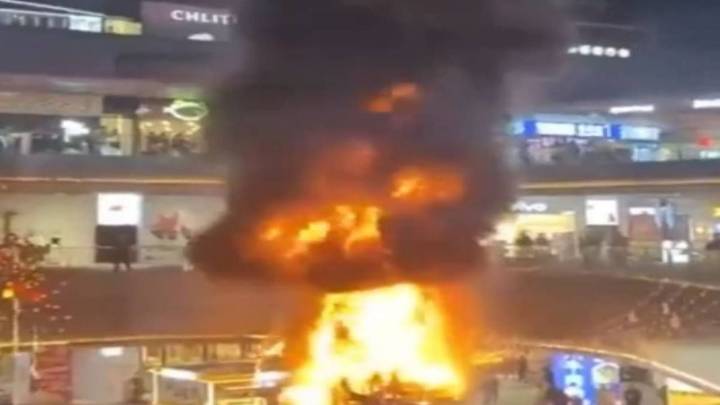 Así se consumió un árbol de Navidad gigante que sorprendió a miles