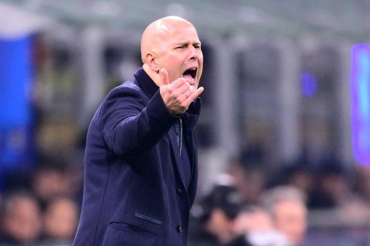 Arne Slot suggests Mohamed Salah may have to take lead in resolving Liverpool dispute