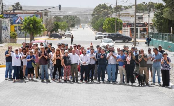 Sastre inauguró la obra de cerca de 1.000 metros lineales de adoquinado