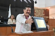 Enoc Leaño recibe la Medalla al Mérito Artístico y Cultural en Baja California Sur