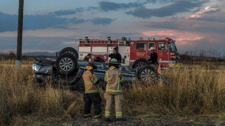 Ileso tras volcar en la estatal 200