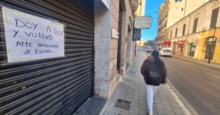«Doy a luz y vuelvo»: la curiosa 'protesta' de una autónoma en su tienda de Palma