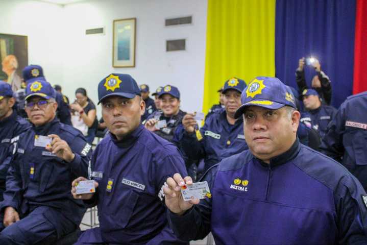 Alcalde Di Martino entregó 719 tarjetas con bono especial para funcionarios de Polimaracaibo